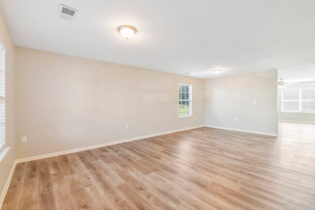 Photo - 606 River Hills Ct