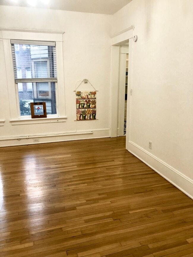 Photo - Cute CORNER 1 BR- high ceilings, clawfoot tub, up to 3 pets! NEW SPECIALS! Unit 106