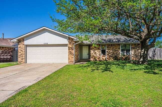 Building Photo - Corner-Lot 3Bedroom Charmer in Yukon with Fireplace & Enclosed Patio!