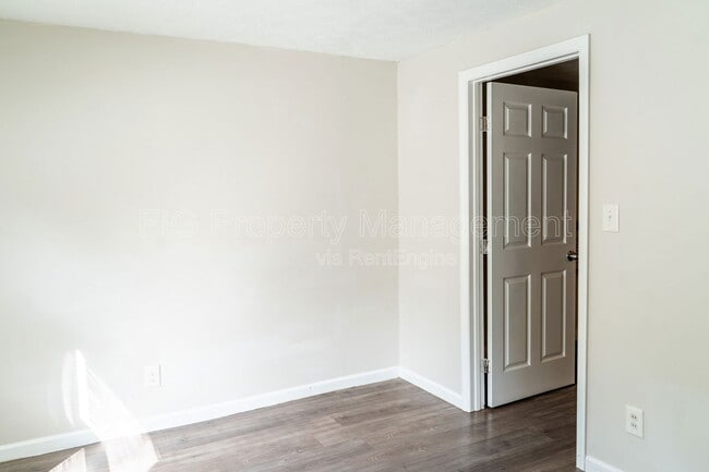 Photo - 1136 Valley Dr SW