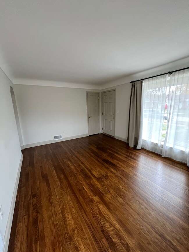 Photo - 9928 Shadyside St