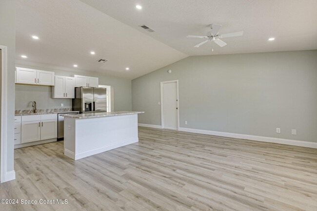 Photo - 861 Furth Rd NW
