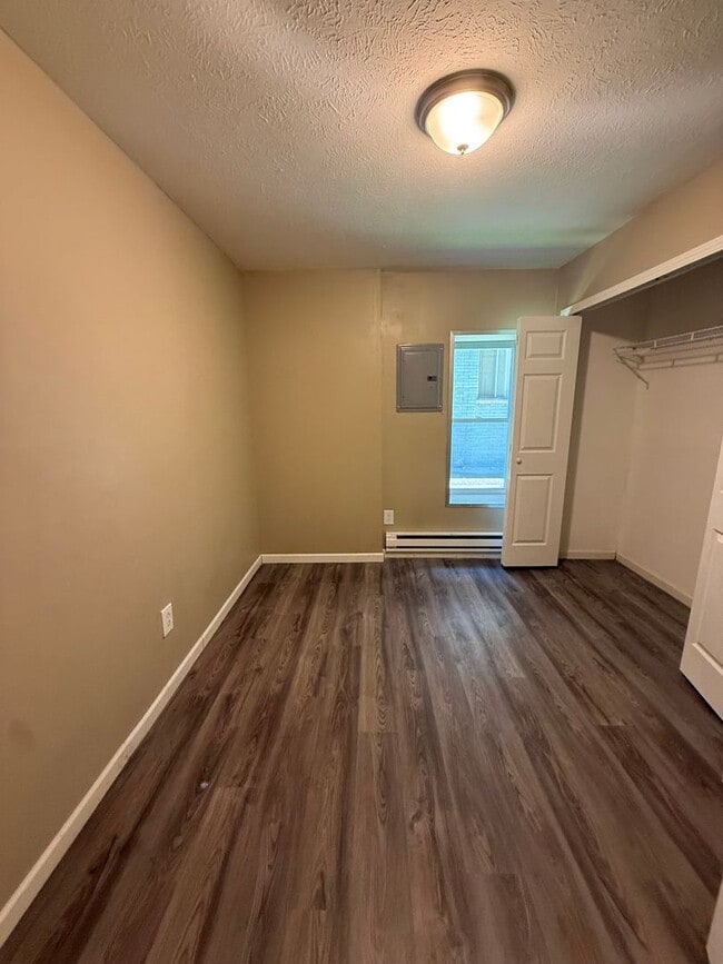 Photo - REMODELED 2 BEDROOM E.185TH/LAKE SHORE BLVD. Unit 14