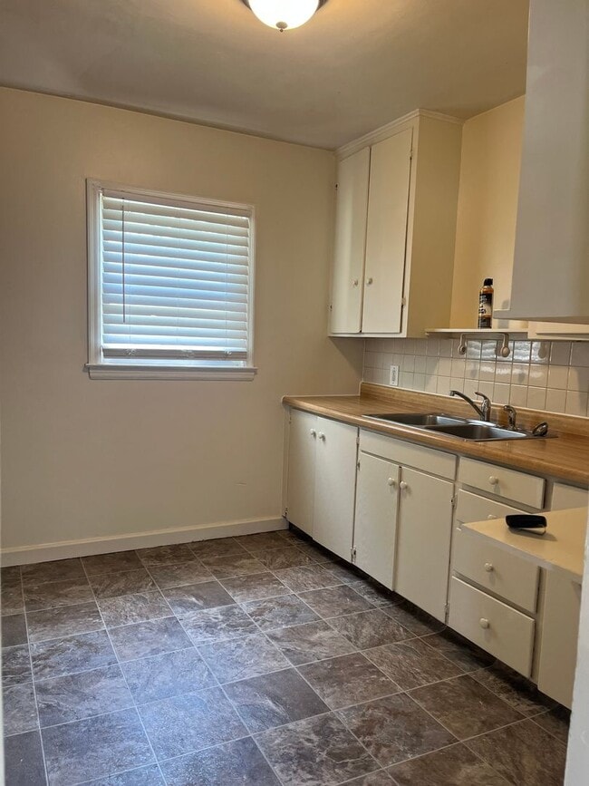 Photo - 600 SW Webster Ave