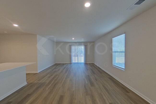 Photo - 118 Overstreet Way