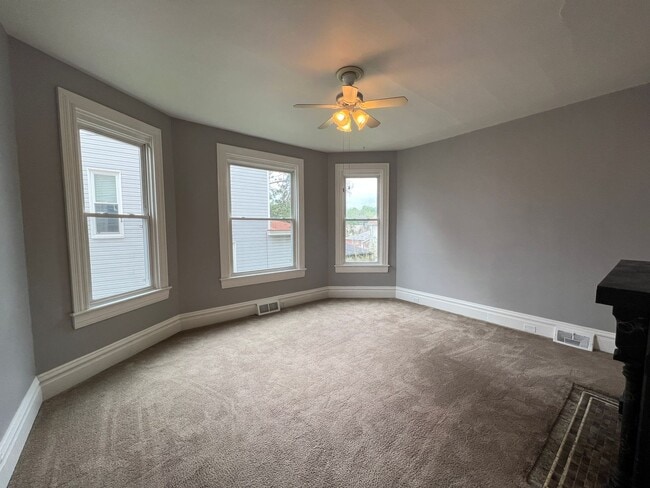 Building Photo - 325 Rowland Ave Unit Apt. #1