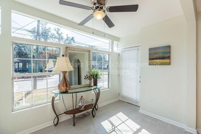 Photo - 4547 Post St