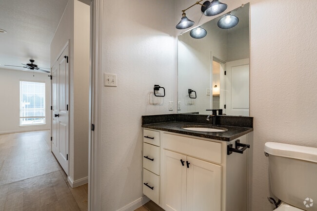 1BR, 1BA - 800SF - Bathroom