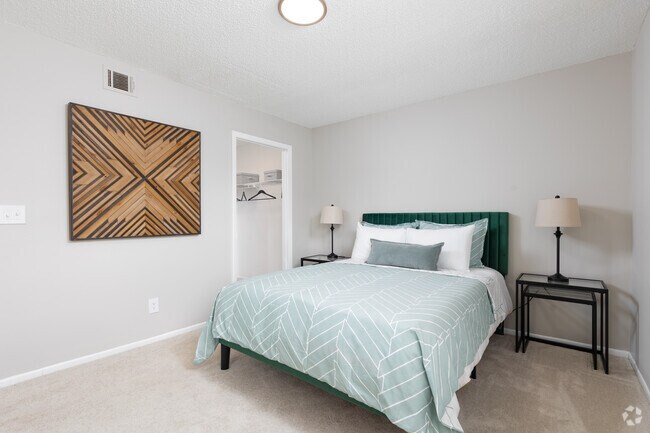 2BR, 2BA - 950SF - Bedroom