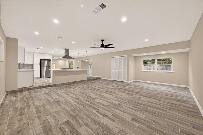 11206 Huggins Dr