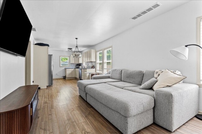 Photo - 136 W Mapledale Ave
