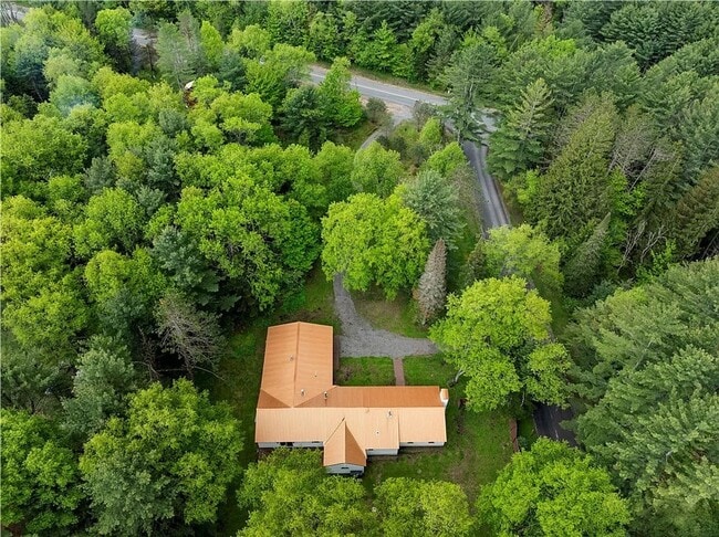 Photo - 4 bedroom 2 Bathroom Luxury Rental!