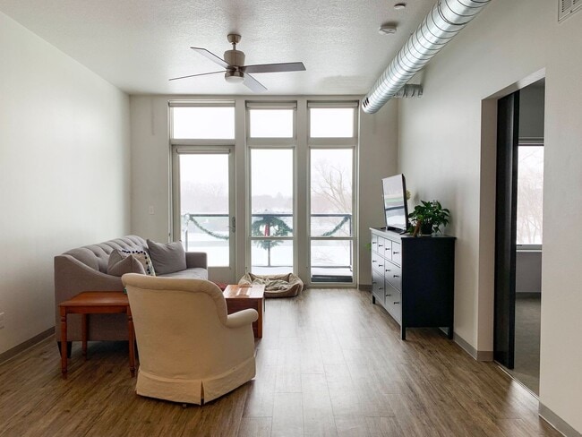 Building Photo - Balcony with River Views Rental