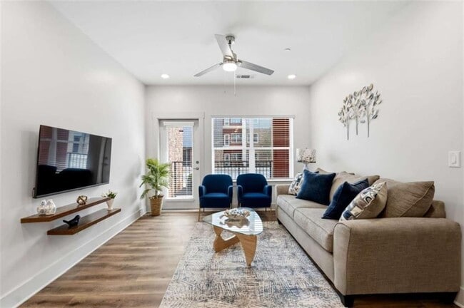Photo - 2025 W Iris Dr SE
