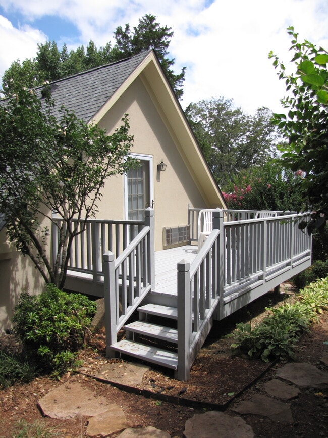Building Photo - 6920 Lark Ln Unit Studio