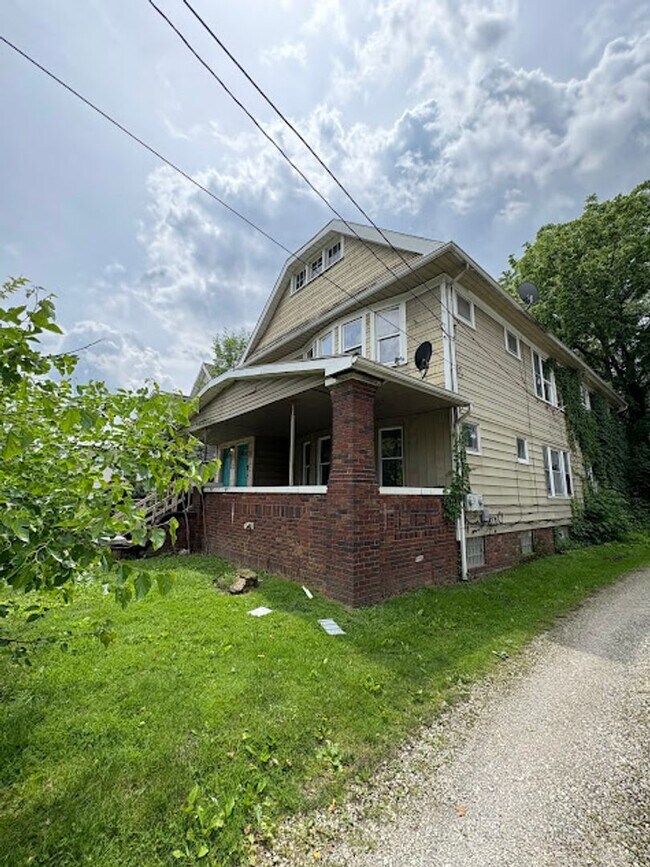 Photo - 3 Bedroom, 1 Bathroom Apartment Rent Ready!