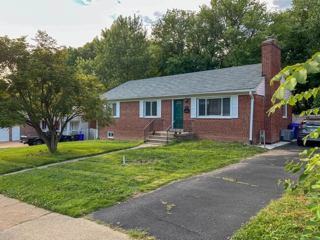 Building Photo - 50's Rambler with 5 BR & 3 BA in One of th... Rental