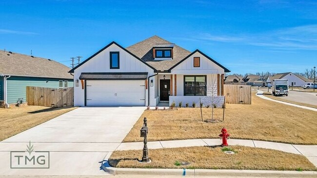 Building Photo - Gorgeous 4/2.5/2 on a corner lot!