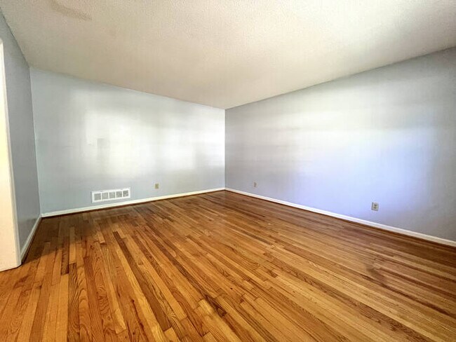 Photo - 212 Avery Lane