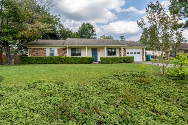 Building Photo - 208 Woodland Dr Rental