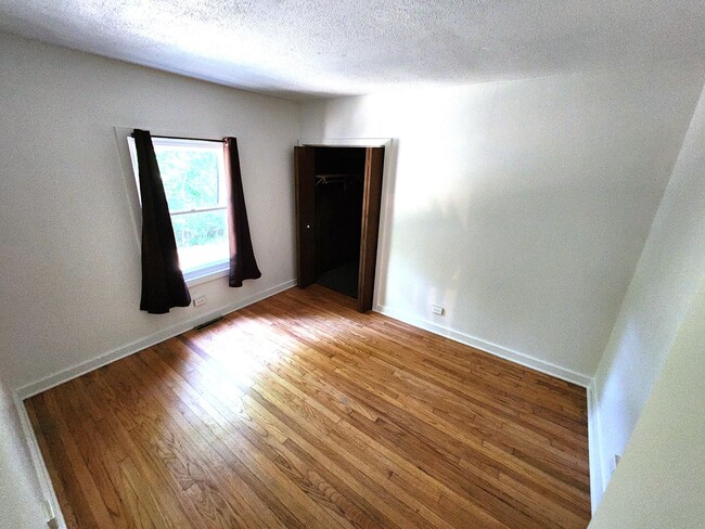Photo - Spacious 2 Bedroom Home w/ 2.5 car garage - Westmont