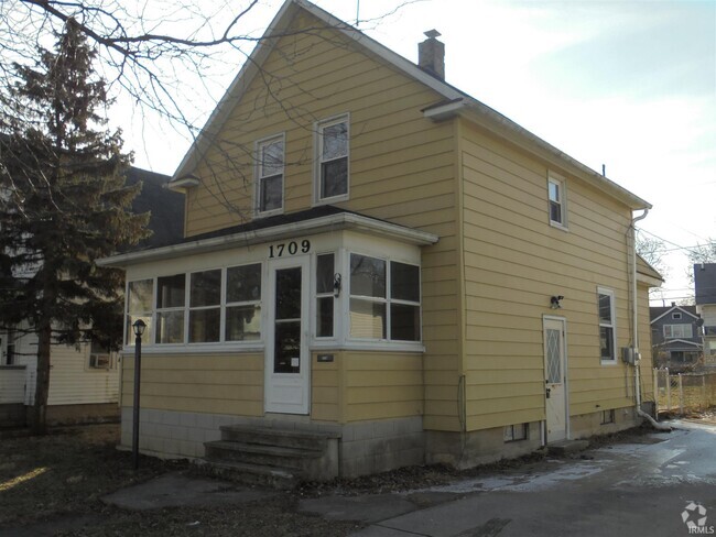 Building Photo - 1709 Tecumseh St Rental