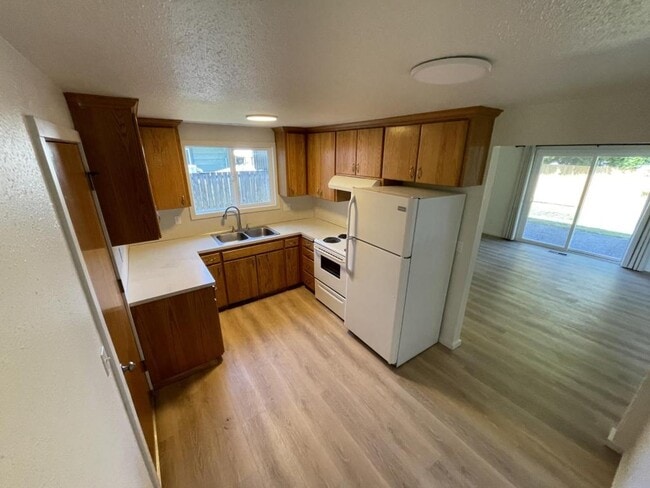 Photo - 2468 SE Thurston St