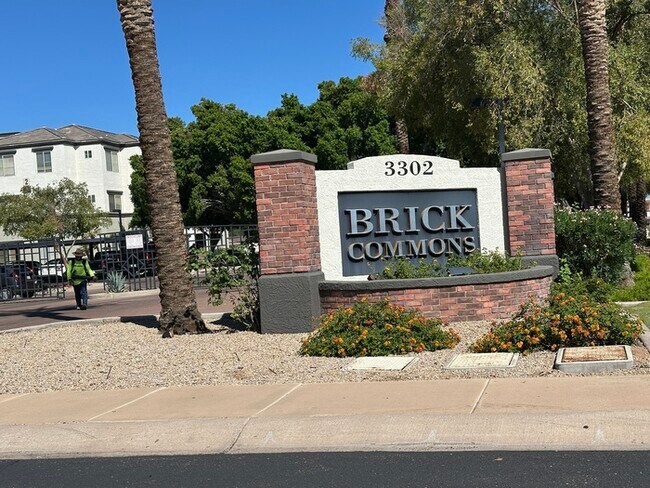 Building Photo - Fantastic Brick Commons condo in ideal loc... Unit 121