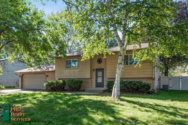 3 Bedroom Home In Rosemount - 3 Bedroom Home In Rosemount