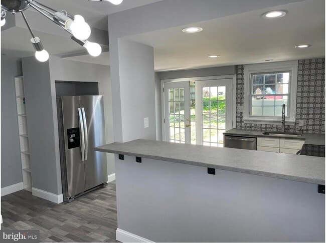 Building Photo - 425 Main St