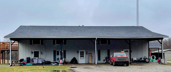 Quiet four unit building. Unit #882 is an upstairs unit - 878 N Base Rd Apartamentos Unidad 878
