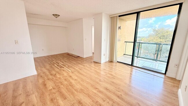 Photo - 11800 SW 18th St Unidad 511-4