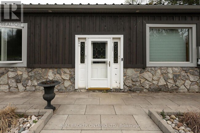 Photo - 4589 Watson Rd S