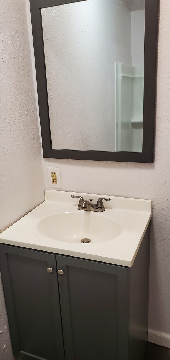 Baño - 913 N Greenwood St #D Unidad D