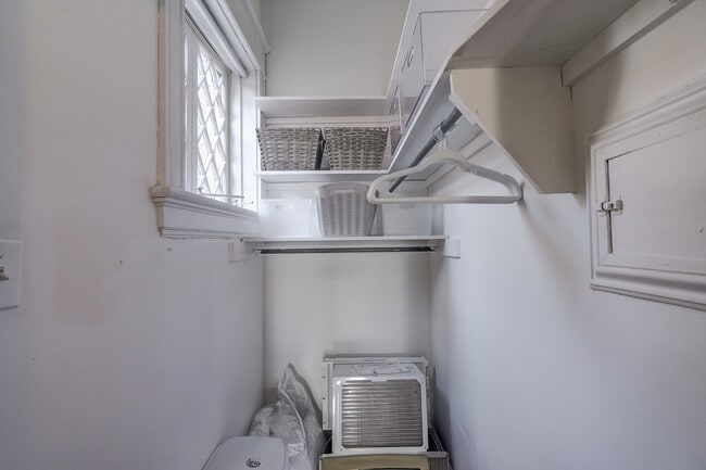 Large Walk in Closet - 1913 Hanover Ave Unidad B