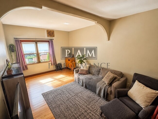 Photo - 2442 N Bremen St