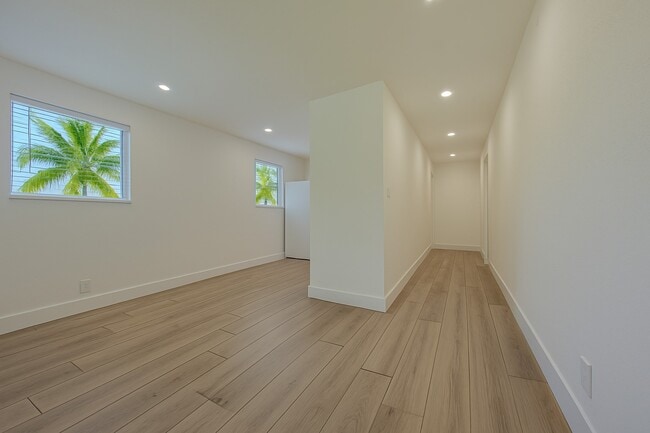 Photo - DANIA POINTE APTS