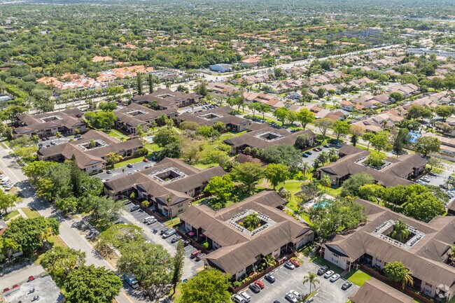 11203 N Kendall Dr - Contexto - Pine Grove Condominiums