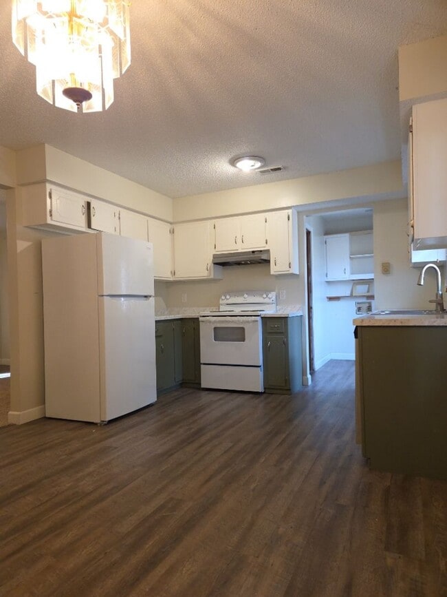 Photo - 3 Bed, 1 Bath, 1 Car Garage House for Rent in Bolivar, MO!