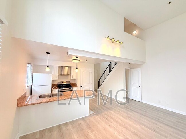 Photo - 432 N Kingsley Dr