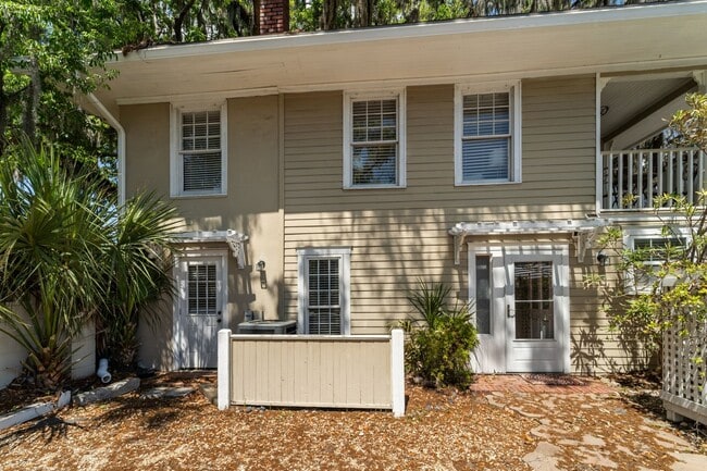 Building Photo - All-Inclusive Utilities & Fully Furnished First-Floor Condo Near Daffin Park