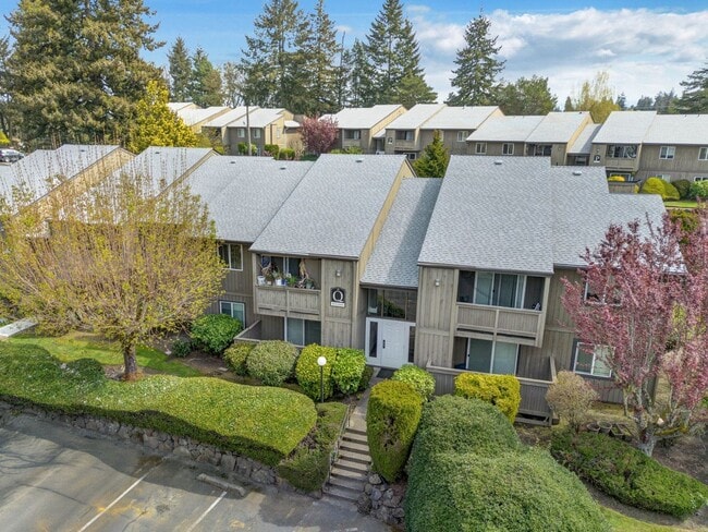 Photo - Cozy Condo Living in Tacoma's Desirable Highlands Community | Pool, Gym & Clubhouse Unidad Q106