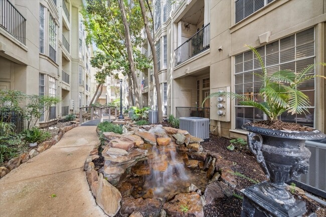 Building Photo - 5353 Memorial Dr Unit 2063