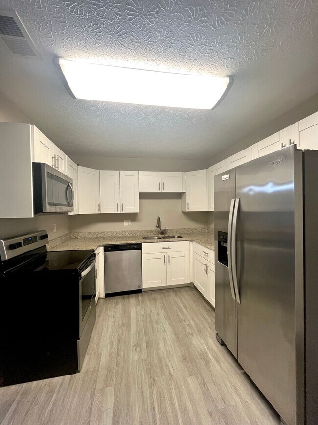 Newly Renovated Brick Ranch Duplex in Athe... House House Rental in