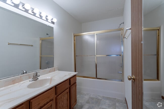 1BR, 1BA - 1,090SF