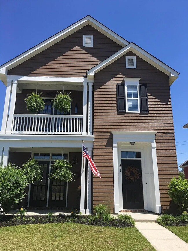 Photo - 201 Hyacinth St