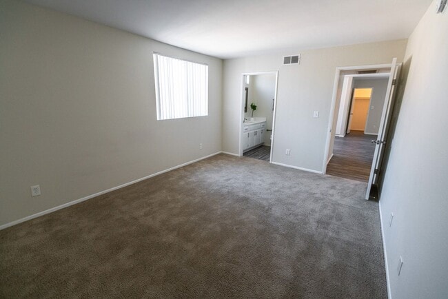 Photo - 6651 Haskell Ave