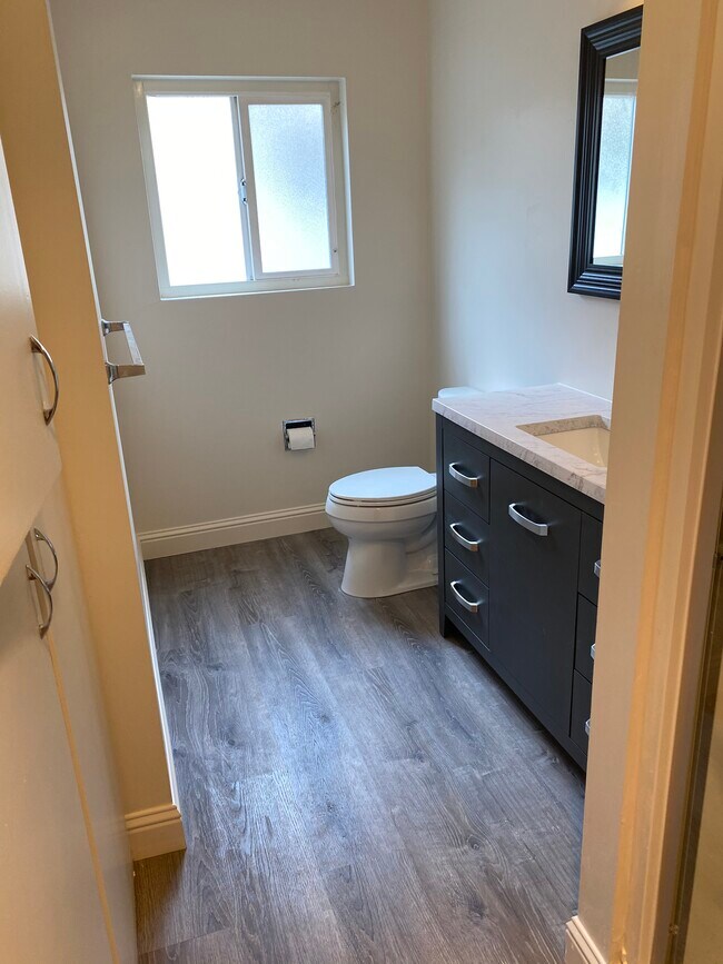 Laminate wood floors - 2208 Sonoma Ave Unit 5