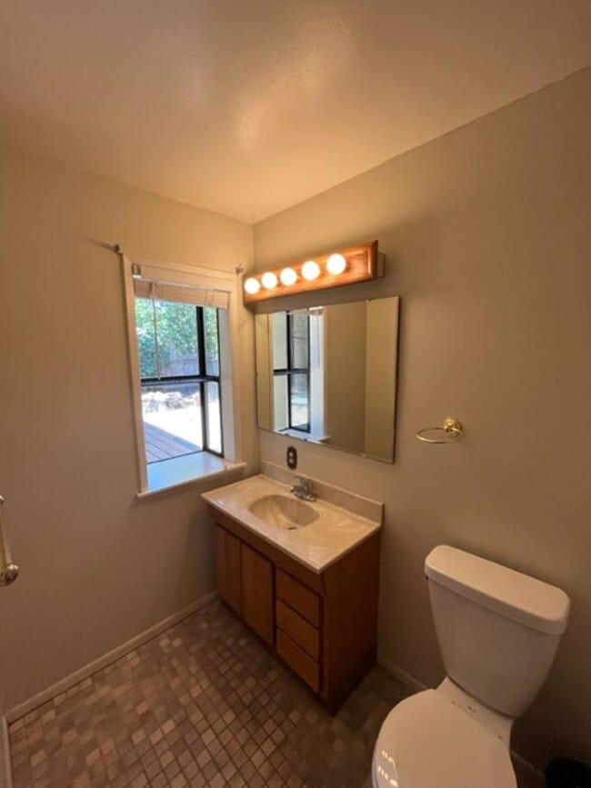 Photo - 634 Stanford Dr