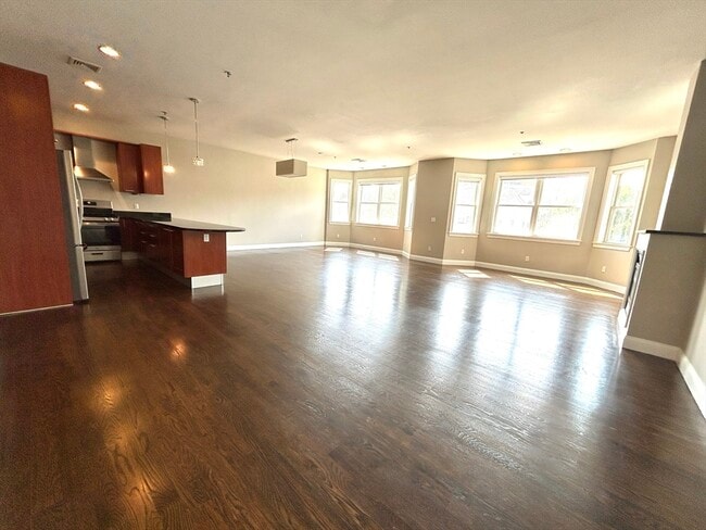 Building Photo - 323 Boylston St Unit 3 Rental